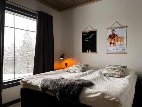 普哈圣山Porthos Ski Lodge的卧室配有一张挂有马术图的床铺。