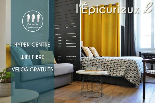艾克斯莱班SEJOURAIXLESBAINS-Epicurieux的客厅配有沙发和桌子
