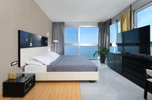 珀德垂那圣安东尼奥酒店的一间卧室设有一张床,享有海景