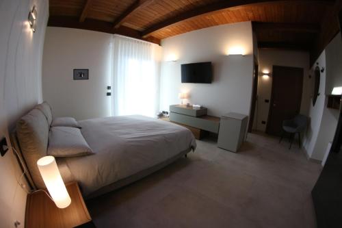 利卡塔Mirko's house的一间卧室配有一张床、一张书桌和一台电视
