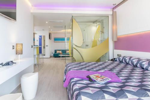 圣安东尼奥The Purple Hotel - Adults Only的卧室配有一张紫色和白色的床。