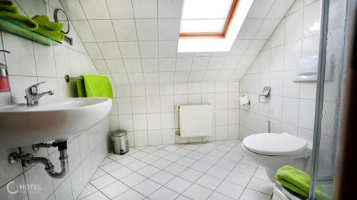 马格德堡Cityhotel Magdeburg的一间带水槽和卫生间的浴室