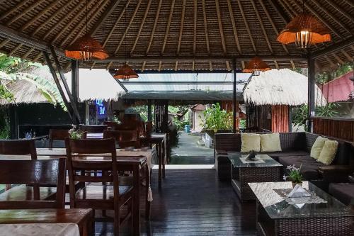 金巴兰Kampung 168的一间带桌椅和休息区的餐厅