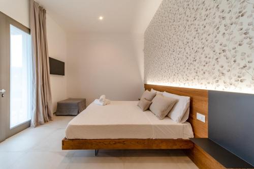 奥特朗托Sarmenti Agriresort的一间卧室设有一张床和一个大窗户