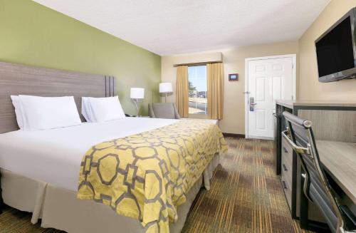 普拉特维尔Baymont by Wyndham Prattville - Montgomery的酒店客房设有一张大床和一台电视。