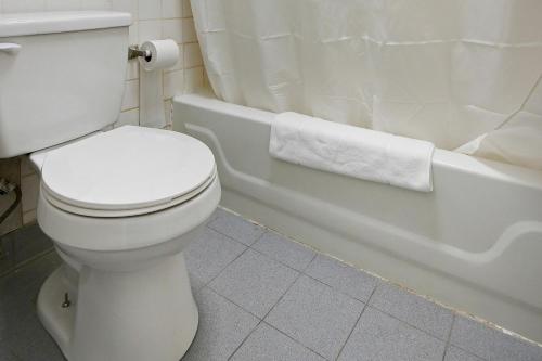 彼得斯堡Hotel Petersburg VA I-95 & E Washington St的白色的浴室设有卫生间和浴缸。