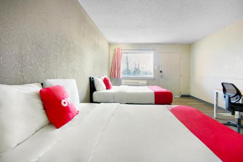 彼得斯堡Hotel Petersburg VA I-95 & E Washington St的酒店客房设有两张床和窗户。