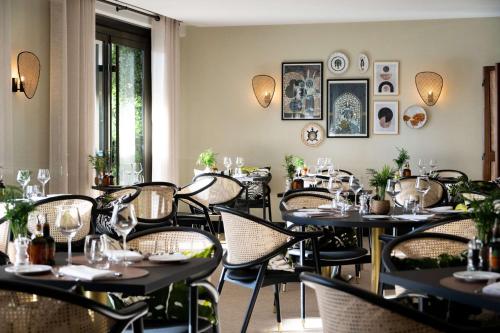 尼斯凯悦尼斯地中海宫殿酒店的一间在房间内配有桌椅的餐厅