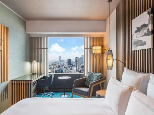 大阪大阪瑞士南海酒店的酒店客房享有城市美景,配有一张床。