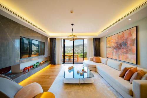 京多安Mare Deluxe Residences & Villas的带沙发和电视的客厅