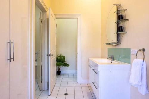 塔南达Tanunda Central Apartment的一间带水槽和镜子的浴室