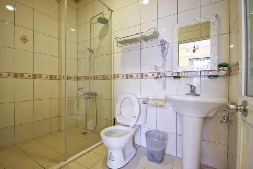 埔里Q House 的浴室配有卫生间、盥洗盆和淋浴。