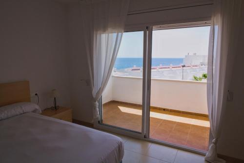 拉梅特拉·德·玛尔Duplex Ancla的一间卧室配有一张床,享有海景