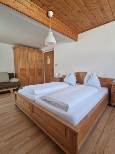 纳图尔诺Haus Beim Seppl的卧室内的一张大床,拥有木制天花板