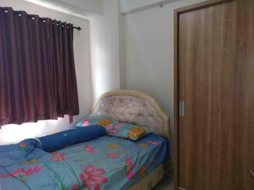 雅加达Green Pramuka City的一间小卧室,配有床和窗户