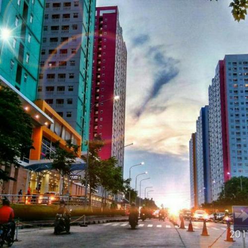 雅加达Green Pramuka City的一条拥有许多高楼和汽车的城市街道