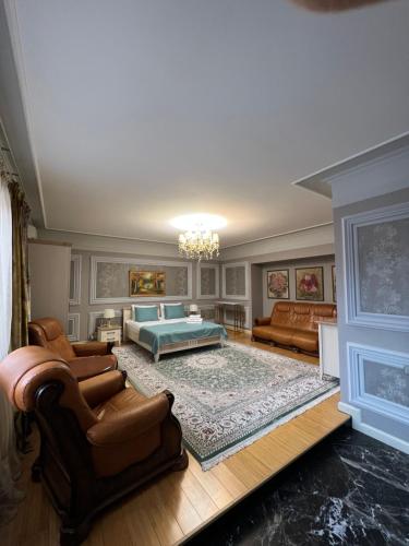 塞米伊TURAN SEMEY GRAND HOTEL的客厅配有床和沙发