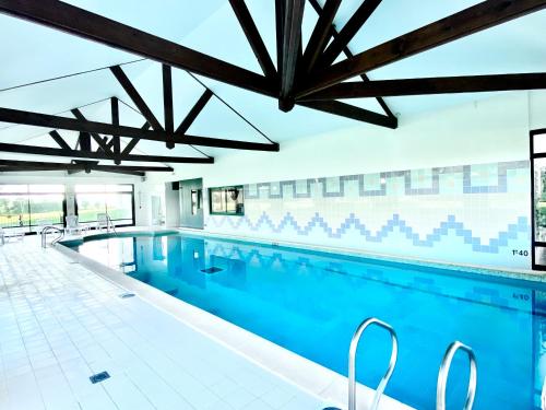 科凯勒加来科凯勒智选假日酒店的蓝色海水大型游泳池
