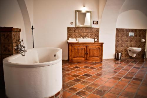 俄斯特拉发萨默克城堡酒店的带浴缸、盥洗盆和卫生间的浴室