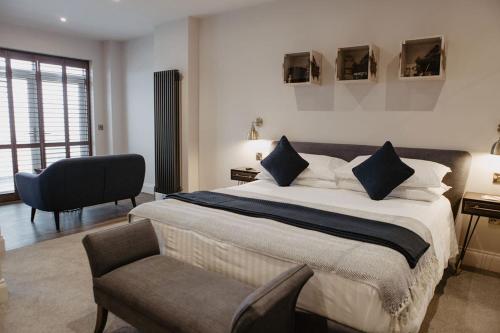 伍拉科姆伍拉科姆湾酒店的一间卧室配有一张大床和一把椅子