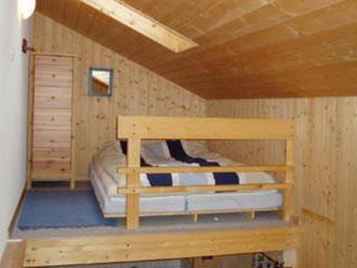 哈斯利伯格Pollux 2-Bettwohnung的小屋内带两张双层床的客房