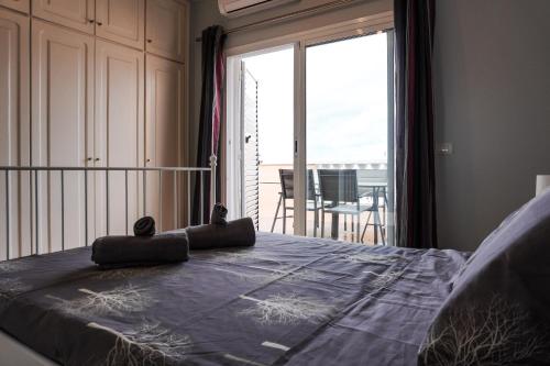 阿罗纳Las Vistas Beach的一间卧室设有一张床,享有阳台的景色