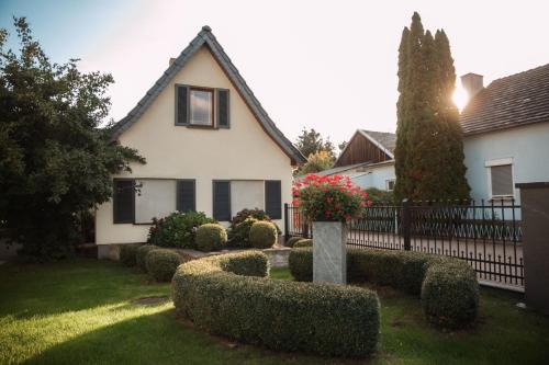 阔克威兹Ferienhaus LORINI的院子前有树 ⁇ 的房子