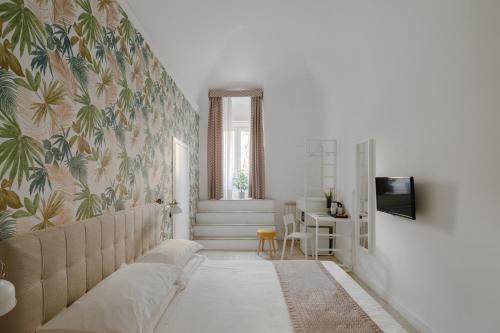 罗马特雷维喷泉宾馆的带沙发和壁画的客厅