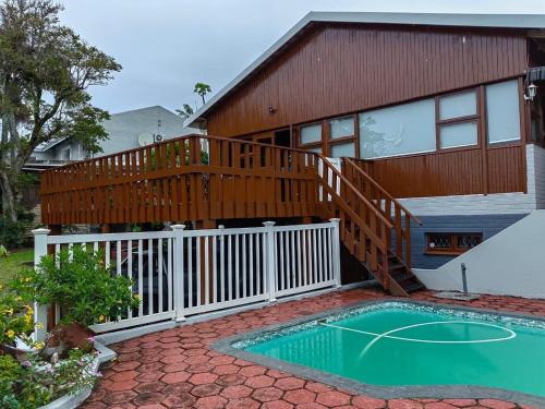 马盖特Msongi Guest House的一座带甲板和游泳池的房子