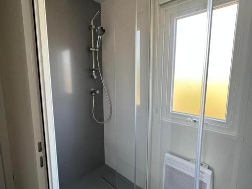 圣让-德蒙Superbe Mobil home 6-8 personnes (57)的带淋浴的浴室和玻璃门