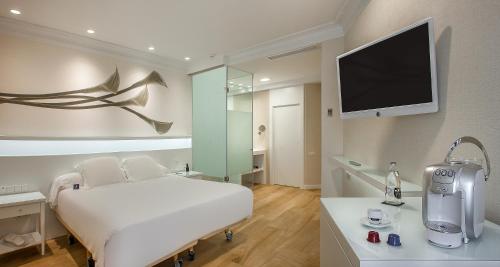 瓦伦西亚瓦伦西亚广场美利亚酒店的配有一张床和一台平面电视的酒店客房