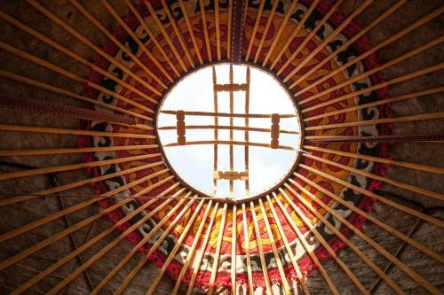 BügatNomadic Life in a yurt的教堂中带有十字架的圆形窗户