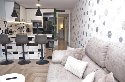 皮内达德马尔Apartamento Sofia的带沙发的客厅和厨房