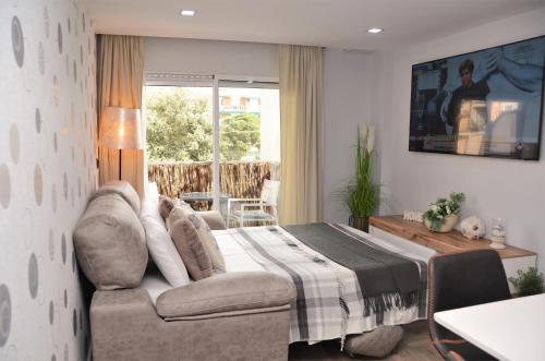 皮内达德马尔Apartamento Sofia的一间卧室配有一张床和一张沙发