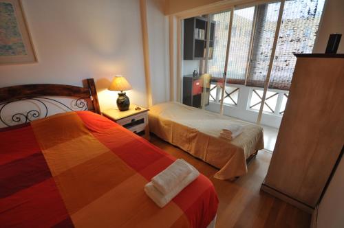 里斯本Apart Lisbon Pool Metro Garage的酒店客房设有两张床和窗户。