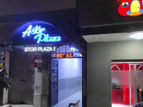 弗洛伦西亚Hotel Astor Plaza的一家快餐店,有星级比萨的标志