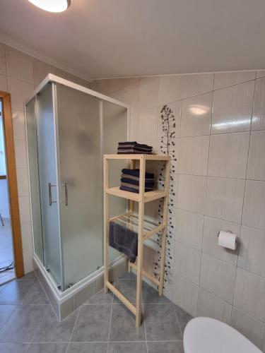 霍茨科波霍尔耶Forest View, 2-floor Apartment的带淋浴的浴室以及带毛巾的架子。