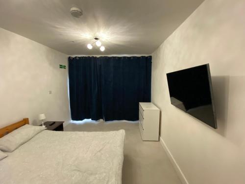 牛津N D Room的一间小卧室,配有一张床和电视