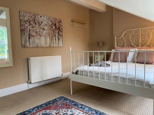利物浦Beautiful Victorian Townhouse的卧室配有两张双层床和地毯。