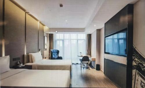 Fengbang上海嘉定江桥嘉怡路地铁站亚朵酒店的酒店客房设有两张床和一台平面电视。