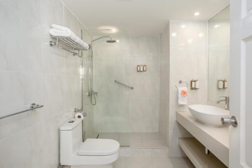 布里奇敦巴巴多斯糖湾酒店 - 全包的白色的浴室设有卫生间和水槽。