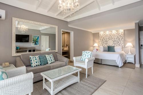 布里奇敦巴巴多斯糖湾酒店 - 全包的客厅设有一间卧室、一张床和一张沙发