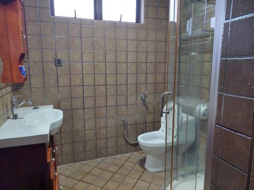 万挠Templer Guesthome的一间带卫生间和水槽的浴室