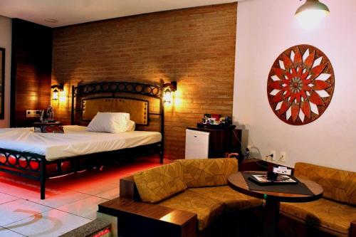 里贝朗普雷托MOTEL COPACABANA的酒店客房,配有床和沙发