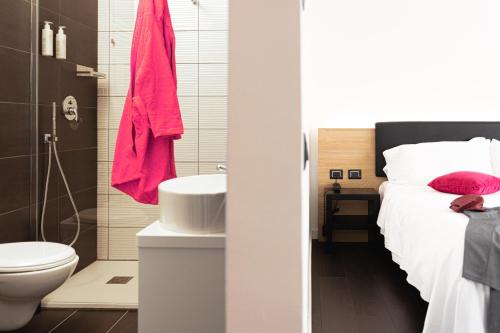 拉奎拉My Suite Hotel的浴室设有床、卫生间和水槽。