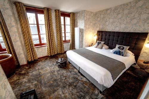 蒙特勒伊Logis Hôtel & Restaurant - Les Hauts de Montreuil的一间卧室设有一张大床和窗户。