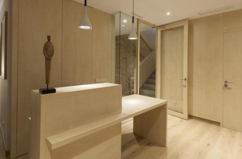 萨莫拉圣吉尔广场酒店的浴室设有柜台和雕像