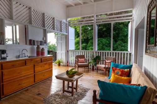 CastaraCastara Cottage by Hello Mello的带沙发的客厅和部分窗户。