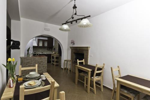 Villaggio RestaDolce Salento的厨房以及带桌椅的用餐室。