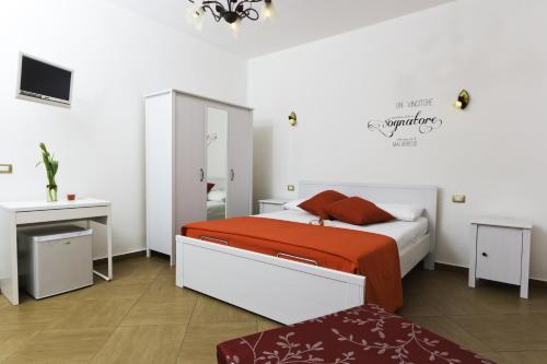 Villaggio RestaDolce Salento的一间卧室配有一张床、梳妆台和镜子